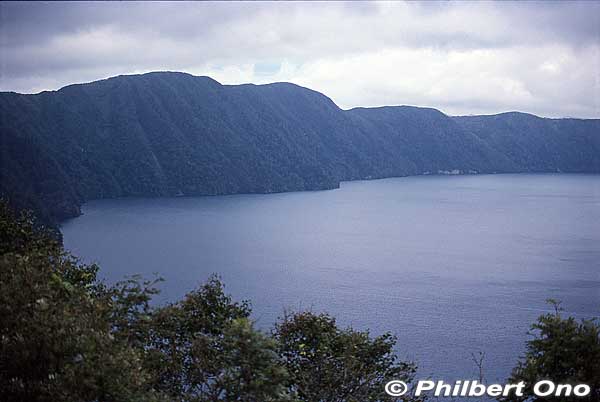 Too bad it was a cloudy day. Lake Mashu has no outflowing river.
Keywords: hokkaido teshikaga lake mashu