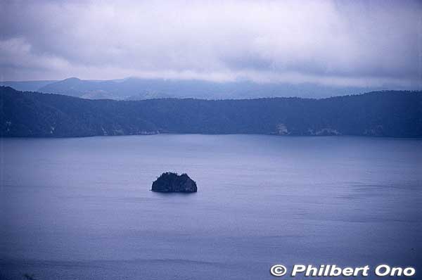 The small island in the lake is named "Kamuishu." It's the tip of a lava dome.  View of Lake Mashu from Scenic Point 1. カムイシュ島
Keywords: hokkaido teshikaga lake mashu