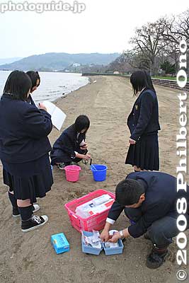 With buckets and water testing kits, they do their testing.
Keywords: hokkaido toyako-cho lake toya toya high school students water samples japanteen