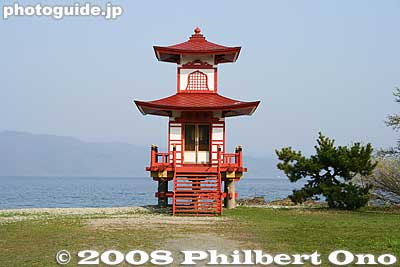 Local residents then launched a project to rebuild the Ukimido and through numerous donations, a new Ukimido and Shotoku Taishi altar statue was completed in July 2004.
Keywords: hokkaido toyako-cho lake toya ukimido temple pagoda