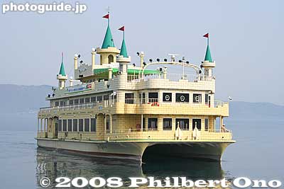 This cruise boat, called Espoir, looks like a medieval European castle. It's a double-hulled boat. The lake cruise fare is 1,320 yen for adults and 660 yen for kids. (Slightly more expensive during Nov.-April.)
Keywords: hokkaido toyako-cho onsen spa hot spring boat cruise lake toya
