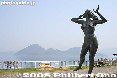 Sculpture: Anthem of the Sun, by Machiko Kodera 小寺　真知子「太陽の賛歌」
Keywords: hokkaido toyako-cho onsen spa hot spring lake toya nude woman japansculpture