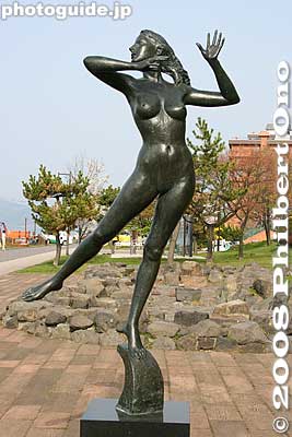 Sculpture: Anthem of the Sun, by Machiko Kodera 小寺　真知子「太陽の賛歌」
Keywords: hokkaido toyako-cho onsen spa hot spring lake toya nude woman sculpture
