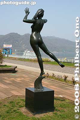Sculpture: Anthem of the Sun, by Machiko Kodera. Lake Toya has many nude woman sculptures.
Keywords: hokkaido toyako-cho onsen spa hot spring lake toya nude woman japansculpture