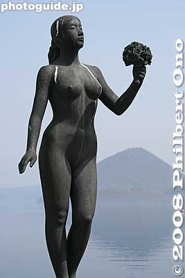 Sculpture: by Keiko Amamiya, 雨宮　敬子「洞照」. One problem with the outdoor sculptures, especially human figures, are the birds. Their droppings create unsightly white streaks down the body.
Keywords: hokkaido toyako-cho onsen spa hot spring lake toya japansculpture nude woman