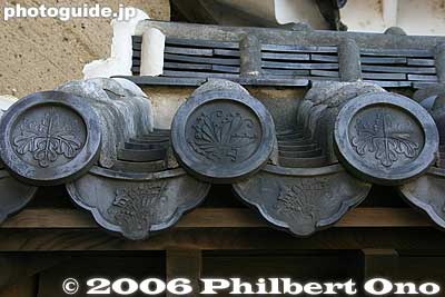 Family crest on roof tiles. The family crest of the resident warlords who repaired the castle remain on the roof.
Keywords: hyogo prefecture himeji castle national treasure