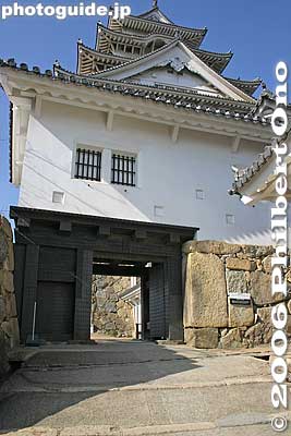 Bizen Gate entrance to Honmaru, also called Bizen-maru. Notice the coffin stone on the right of the gate. (Important Cultural Property) 備前門
Keywords: hyogo prefecture himeji castle national treasure