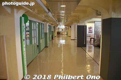 Corridor on an upper floor.
Keywords: kobe chuo-ku immigration emigration center