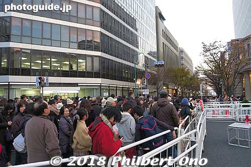 The line formed along these wide roads that were blocked off from traffic. 
Keywords: hyogo kobe motomachi luminarie holiday lights illumination