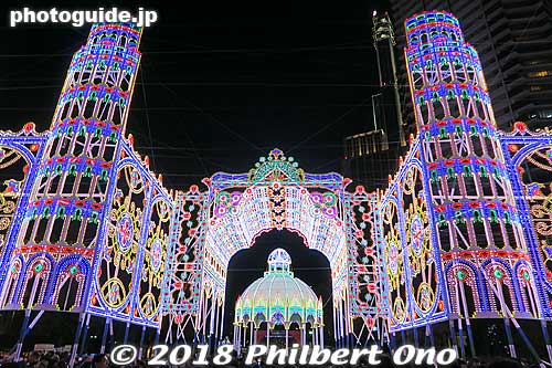 Flanked by twin Pisa-like towers, the center had the Cassa Armonica (カッサ・アルモニカ), a bandstand used as a place where people could toss money.
Keywords: hyogo kobe motomachi luminarie holiday lights illumination matsuri12