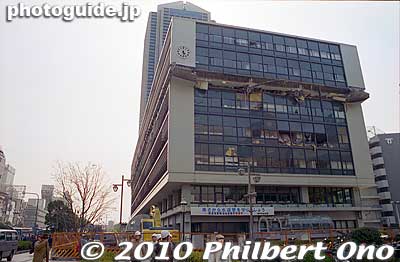 Kobe City Hall buckled at the middle floor.
Keywords: hyogo kobe sannomiya hanshin earthquake 