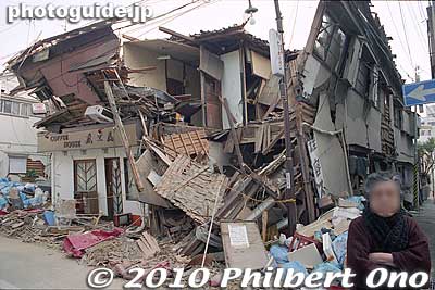 A building owner stands by her destroyed building.
Keywords: hyogo kobe sannomiya hanshin earthquake 