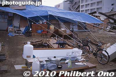 House covered by a blue tarp to protect against rain.
Keywords: hyogo kobe ashiya hanshin earthquake 