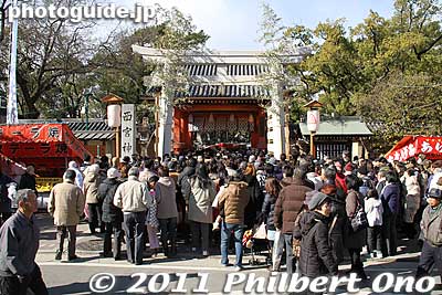 Entering Nishinomiya Shrine at the Omote Daimon Gate, usually called Akamon Gate. 西宮神社表大門 通称赤門
Keywords: hyogo nishinomiya jinja shrine shinto toka ebisu ebessan matsuri festival 