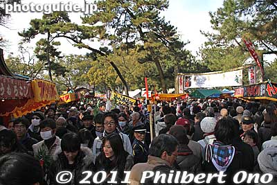 People on the left are leaving the shrine, while people on the right are heading for the shrine. About a million people visit Nishinomiya Shrine during Jan. 9-11.
Keywords: hyogo nishinomiya jinja shrine shinto toka ebisu ebessan matsuri festival 