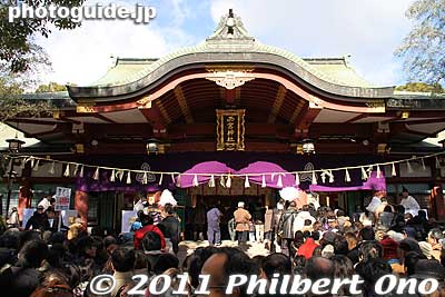 Nishinomiya Shrine's Haiden Hall. It took about 30 min. to get here from Akamon Gate.
Keywords: hyogo nishinomiya jinja shrine shinto toka ebisu ebessan matsuri festival 