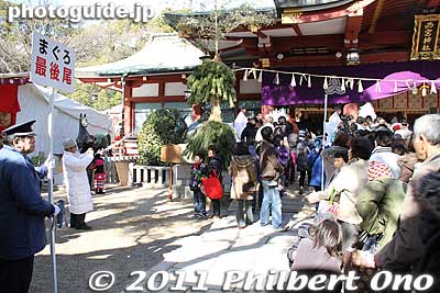 On the left was a separate entrance here to see the giant tuna (maguro).
Keywords: hyogo nishinomiya jinja shrine shinto toka ebisu ebessan matsuri festival 