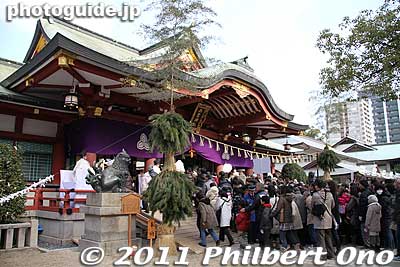 Entering the Nishinomiya Shrine's Haiden Hall.
Keywords: hyogo nishinomiya jinja shrine japanshinto toka ebisu ebessan matsuri festival 