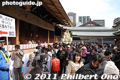 After passing through the Haiden, there's the Honden main worship hall, the shrine's main building.
Keywords: hyogo nishinomiya jinja shrine shinto toka ebisu ebessan matsuri festival 