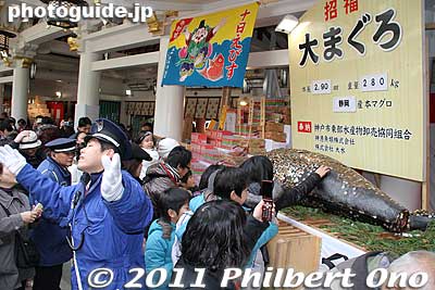 They also had a giant maguro tuna fish on display as an offering to the shrine from a fishing cooperative.
Keywords: hyogo nishinomiya jinja shrine shinto toka ebisu ebessan matsuri01 festival