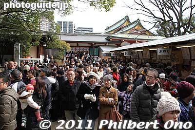 Exiting the Honden.
Keywords: hyogo nishinomiya jinja shrine shinto toka ebisu ebessan matsuri festival 