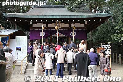 Smaller shrines in Nishinomiya Shrine.
Keywords: hyogo nishinomiya jinja shrine shinto toka ebisu ebessan matsuri festival 