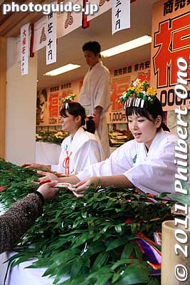 At Osaka's [url=http://photoguide.jp/pix/thumbnails.php?album=464]Imamiya Shrine[/url] (another big Ebisu shrine), the tree branches are real and you can choose which decorations to put on it.
Keywords: hyogo nishinomiya jinja shrine shinto toka ebisu ebessan matsuri festival 