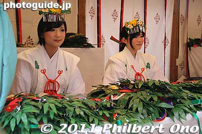 Shrine maidens selling fuku-sasa branches at Nishinomiya Shrine's Toka Ebisu.
Keywords: hyogo nishinomiya jinja shrine shinto toka ebisu ebessan matsuribijin festival 