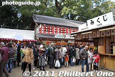 Here's the cheap 100-yen omikuji line, much longer than the one for the 300-yen omikuji.
Keywords: hyogo nishinomiya jinja shrine shinto toka ebisu ebessan matsuri festival 