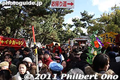 People on the left are heading for the shrine, while people on the right are leaving.
Keywords: hyogo nishinomiya jinja shrine shinto toka ebisu ebessan matsuri festival 