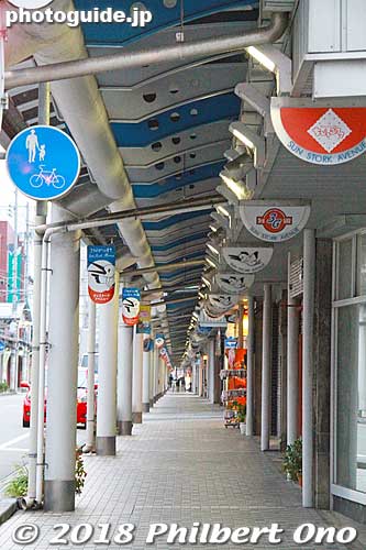 The sidewalk lined with shops have a roof so we're okay even on rainy days.
Keywords: hyogo toyooka