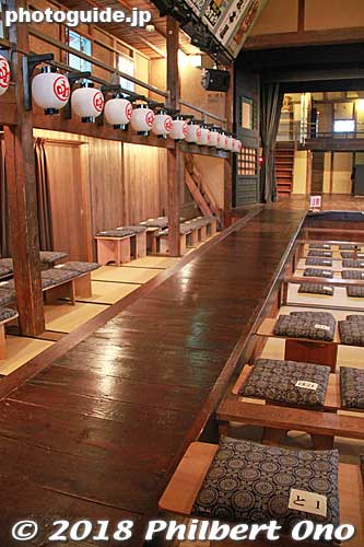 The hanamichi on the left. You can walk on it too.
Keywords: hyogo toyooka izushi eirakukan kabuki theater