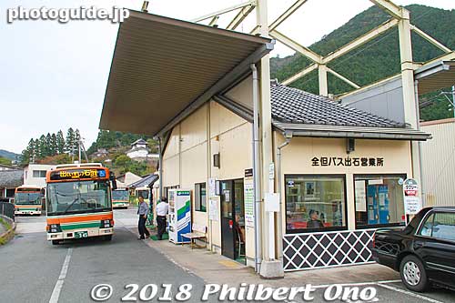 When visiting Toyooka, visiting Izushi is also highly recommended. Short bus ride from JR Toyooka Station to the Izushi bus stop here.
Keywords: hyogo toyooka izushi