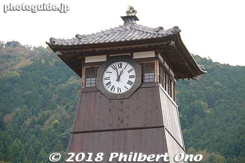 Shinkoro Clock Tower was orignally used to beat taiko drums from 7 am to 9 am to notify people that the castle lord arrived at the castle. A mechanical clock from the Netherlands was later donated by a local doctor to make it a clock tower in 1881. 辰鼓
Keywords: hyogo toyooka izushi clock tower japanbuilding