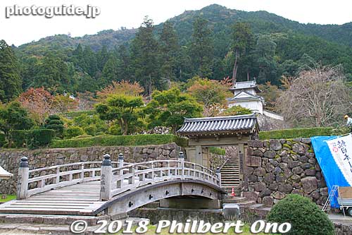 Izushi Castle in Toyooka was built in the early 17th century. No original structures remain except for the stone walls and foundations. Reconstructed turrets and a small shrine are on the castle grounds. 出石城
Keywords: hyogo toyooka izushi castle