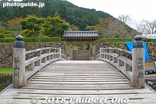 Tojobashi Bridge to Izushi Castle's Tojomon Gate. 出石城 登城門・登城橋
Keywords: hyogo toyooka izushi castle