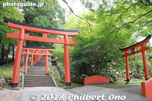 There are over 30 torii gates to the shrine.
Keywords: hyogo toyooka izushi castle inari shrine torii