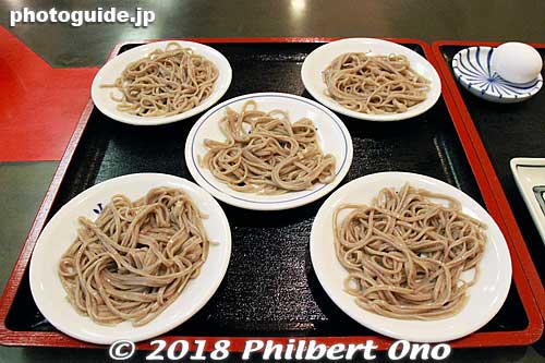 Lots of soba restaurants in Izushi. This lunch cost ¥870. You can also order more plates of noodles. The history of Izushi soba goes way back to the early 18th century when the local lord brought it from Nagano (Shinano soba). 出石そば
Keywords: hyogo toyooka izushi japanfood