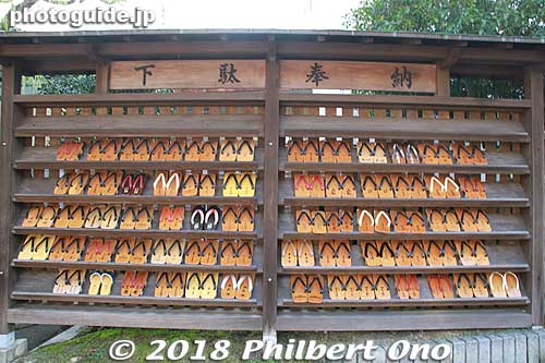 Next to the station is this collection of donated geta wooden clogs from local inns.
Keywords: hyogo toyooka kinosaki onsen hot spring spa