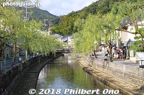 The main drag of Kinosaki Onsen goes along the Otani River (Otanigawa) lined with pretty willow trees. 大谿川
Keywords: hyogo toyooka kinosaki onsen hot spring spa