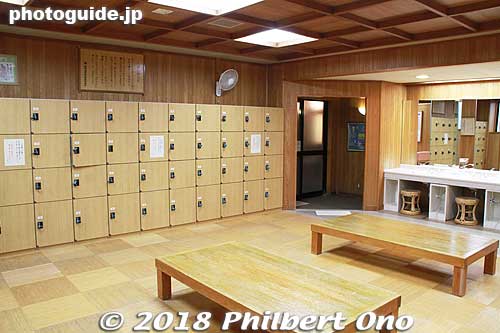 Dressing and locker room for men at Jizo-yu.
Keywords: hyogo toyooka kinosaki onsen hot spring spa