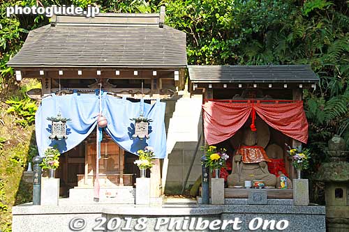 Kinosaki Onsen's roadside shrines for Kishimojin goddess and Life-prolonging Jizo for the protection of children. 鬼子母善神
Keywords: hyogo toyooka kinosaki onsen hot spring spa