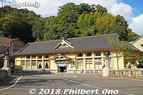 Ichinoyu, perhaps the most famous public bath in Kinosaki Onsen. Looks like a kabuki theater. 一の湯
Toyooka, Hyogo Prefecture.
Keywords: hyogo toyooka kinosaki onsen hot spring spa japanbuilding