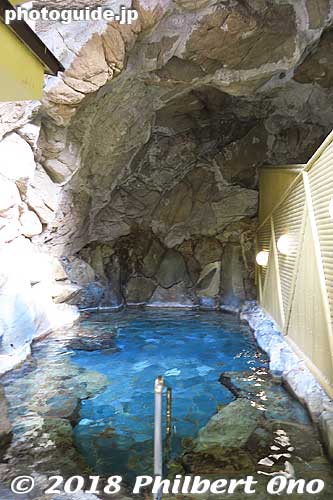 Ichinoyu's outdoor bath is in a small cavern.
Keywords: hyogo toyooka kinosaki onsen hot spring spa