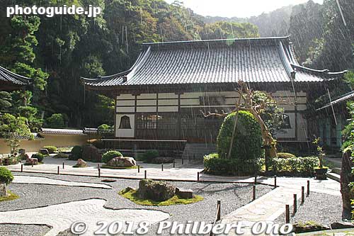 Gokurakuji Temple's main hall was rebuilt in 1921 after a fire in 1912 destroyed the previous hall. 本堂
Keywords: hyogo toyooka kinosaki onsen hot spring spa