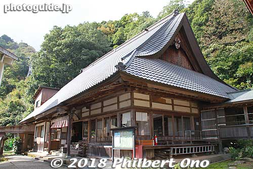 Onsenji Temple. Enter the temple here. Onsenji belongs to the Koyasan Shingon Buddhist sect. It worships an 11-face Kannon statue. Founded in 738 by the priest Dochi, Onsenji Temple is regarded as Kinosaki Onsen's guardian. 温泉寺
本坊
Keywords: hyogo toyooka kinosaki onsen hot spring spa buddhist temple japantemple
