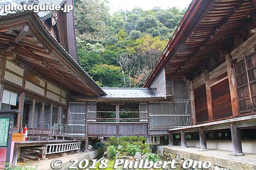 They charge a small admission for a guided tour to see the Kannon statue in the Hondo main hall's altar.
Keywords: hyogo toyooka kinosaki onsen hot spring spa buddhist temple
