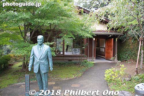 At the bottom station of the ropeway is a small museum dedicated to Otagaki Shiro (1894–1964) who proposed the Kinosaki Onsen Ropeway that opened in May 1963. He was a native of Kinosaki and the first president of Kansai Electric Power Company.
太田垣士郎翁資料館
Keywords: hyogo toyooka kinosaki onsen hot spring spa
