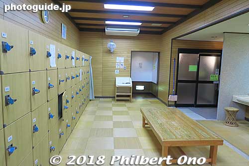 Locker and dressing room for men. 鴻の湯
Keywords: hyogo toyooka kinosaki onsen hot spring spa