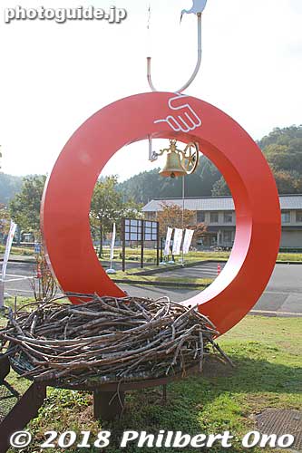 Kounotori can also mean "bird bringing happiness." Sculpture related to the bird of happiness. Makes people happy especially when the stork delivers your baby.
Keywords: hyogo toyooka Oriental White Stork Park kounotori konotori